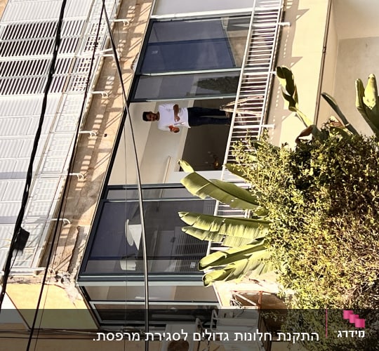 מעקה אלומיניום במרפסת עם חלונות זכוכית